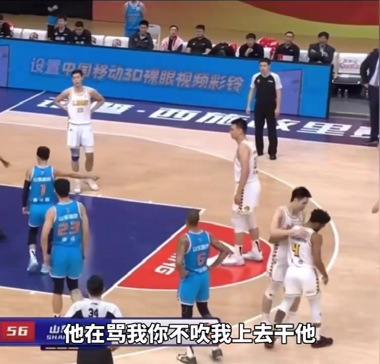 被庫(kù)克罵毛了？高詩(shī)巖對(duì)裁判說(shuō)：他再罵我你不吹，我就上去干他！（高詩(shī)巖對(duì)新疆）