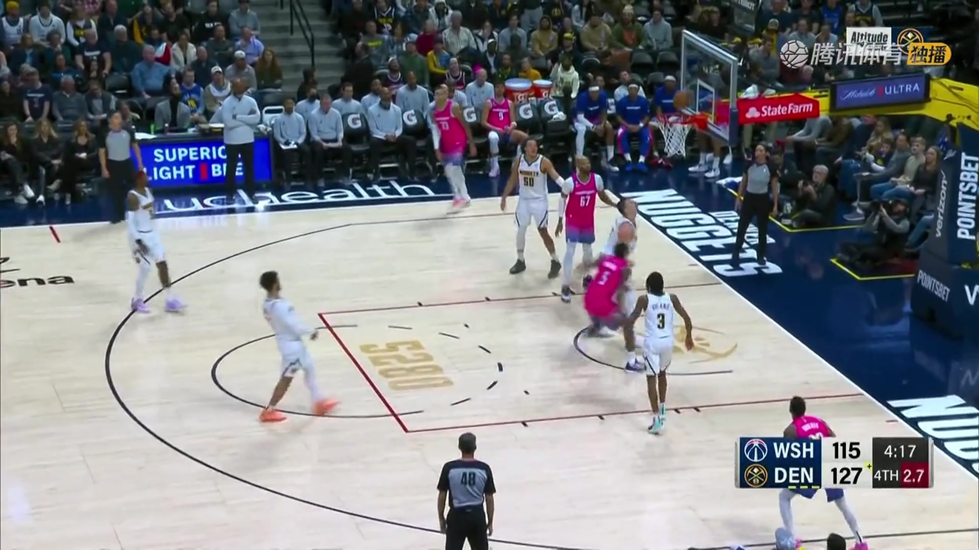 和我一隊(duì)沒(méi)這么厲害？巴頓在約基奇頭上搶到前場(chǎng)籃板霸氣補(bǔ)籃得手（約翰·巴頓）